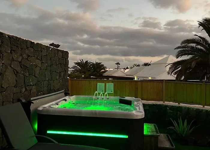 Lovely Atienza 99 With Hot Tub Semesterbostad Playa Blanca (Lanzarote)