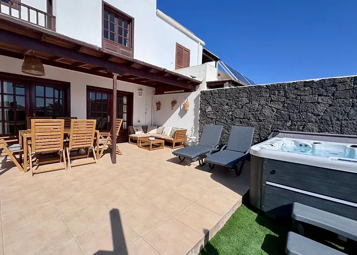 Lovely Atienza 99 With Hot Tub Semesterbostad Playa Blanca (Lanzarote)
