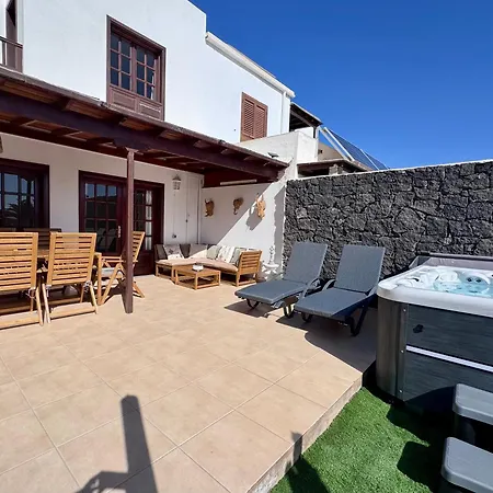 Lovely Atienza 99 With Hot Tub Tatil Evi Playa Blanca