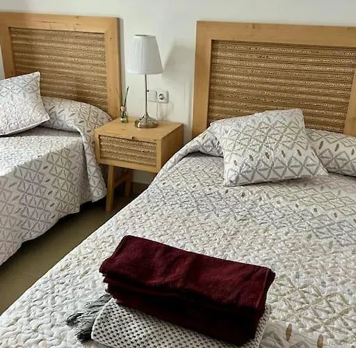 בית נופש Lovely Atienza 99 With Hot Tub