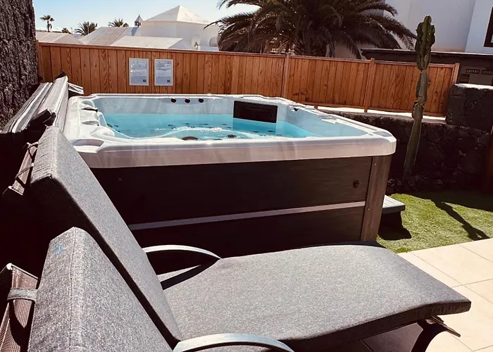 בית נופש Lovely Atienza 99 With Hot Tub *