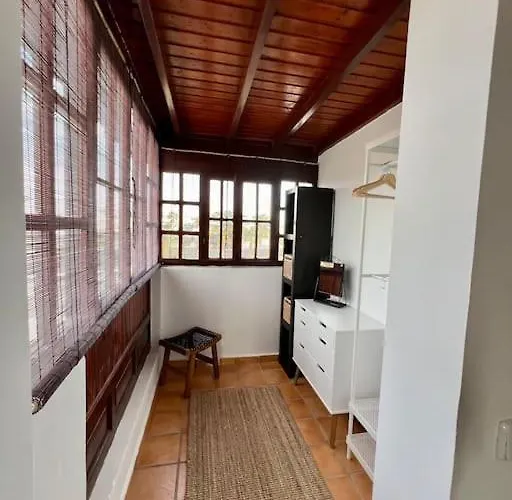 펜션 Lovely Atienza 99 With Hot Tub 플라야블랑카