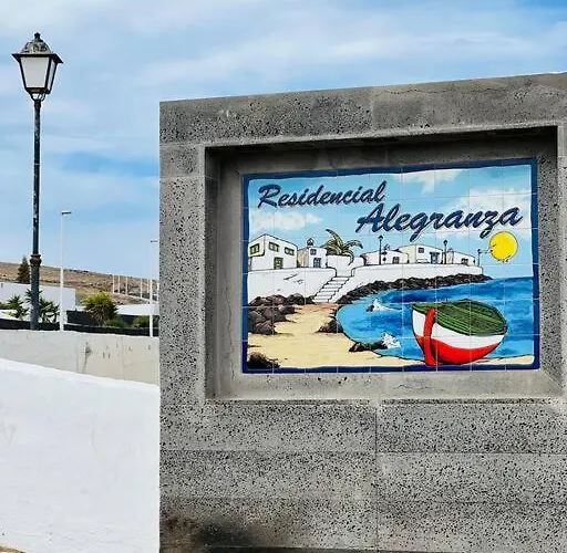 펜션 Lovely Atienza 99 With Hot Tub 플라야블랑카