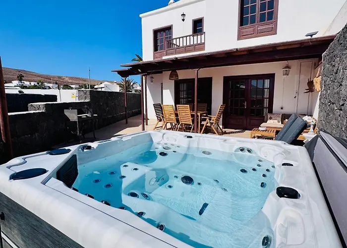 펜션 Lovely Atienza 99 With Hot Tub *