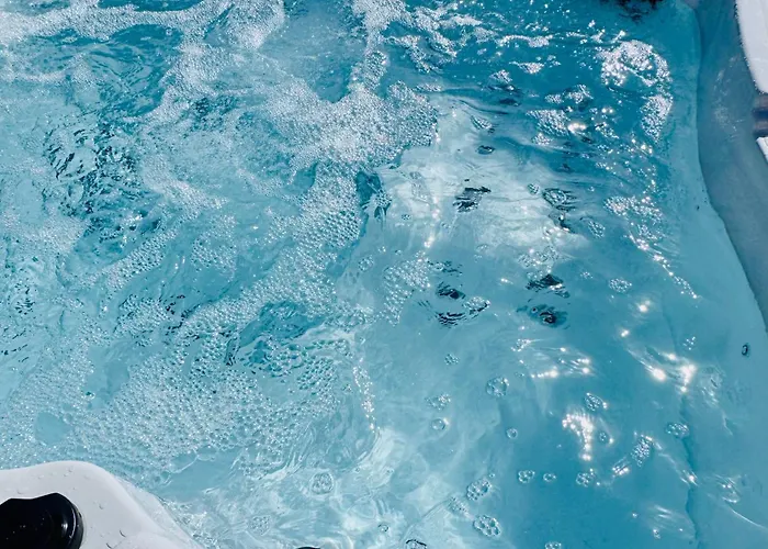 펜션 Lovely Atienza 99 With Hot Tub